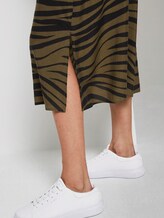 Maxi jurk in zebra patroon - Vrouwen - olive zebra design Maxi jurk in zebra patroon - Vrouwen - olive zebra design - 10 - Mine to five
