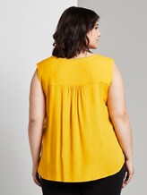 Ärmellose Bluse mit Häkel-Details am Ausschnitt - Frauen - deep golden yellow Ärmellose Bluse mit Häkel-Details am Ausschnitt - Frauen - deep golden yellow - 2 - My True Me