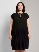 Kleid mit dekorativen Häkel-Details - Frauen - Deep Black Kleid mit dekorativen Häkel-Details - Frauen - Deep Black - 1 - My True Me