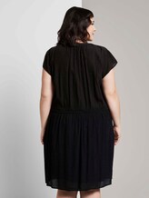 Kleid mit dekorativen Häkel-Details - Frauen - Deep Black Kleid mit dekorativen Häkel-Details - Frauen - Deep Black - 2 - My True Me