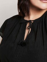 Kleid mit dekorativen Häkel-Details - Frauen - Deep Black Kleid mit dekorativen Häkel-Details - Frauen - Deep Black - 9 - My True Me