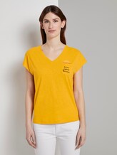 T-Shirt mit Brusttasche und kleinem Print - Frauen - deep golden yellow T-Shirt mit Brusttasche und kleinem Print - Frauen - deep golden yellow - 1 - TOM TAILOR
