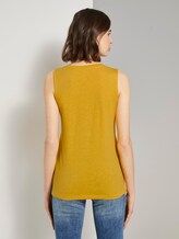 Top mit Brusttasche und Seitenschlitzen - Frauen - deep golden yellow Top mit Brusttasche und Seitenschlitzen - Frauen - deep golden yellow - 2 - TOM TAILOR