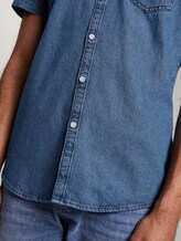 Short-sleeved denim shirt with a Mao collar - Men - mid stone wash denim Short-sleeved denim shirt with a Mao collar - Men - mid stone wash denim - 10 - TOM TAILOR Denim