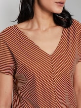 Striped jersey dress with a broad shoulder area - Women - brown white stripe Striped jersey dress with a broad shoulder area - Women - brown white stripe - 9 - TOM TAILOR