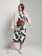 Flowing midi dress with a print - Women - ecru tropical leaves design Flowing midi dress with a print - Women - ecru tropical leaves design - 3 - Mine to five