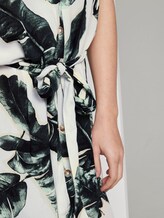 Flowing midi dress with a print - Women - ecru tropical leaves design Flowing midi dress with a print - Women - ecru tropical leaves design - 9 - Mine to five