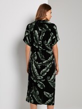 Flowing midi dress with a print - Women - black tropical leaves design Flowing midi dress with a print - Women - black tropical leaves design - 2 - Mine to five