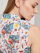 Ärmellose Henley-Bluse mit Seitenschlitzen - Frauen - white watercolor flower design Ärmellose Henley-Bluse mit Seitenschlitzen - Frauen - white watercolor flower design - 9 - TOM TAILOR