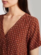 Gemusterte Kurzarm-Bluse in Wickeloptik - Frauen - brown geometric design Gemusterte Kurzarm-Bluse in Wickeloptik - Frauen - brown geometric design - 9 - TOM TAILOR