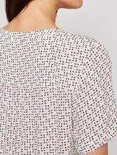 Patterned short-sleeved blouse in a wrap look - Women - white geometric design Patterned short-sleeved blouse in a wrap look - Women - white geometric design - 10 - TOM TAILOR