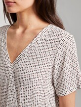 Patterned short-sleeved blouse in a wrap look - Women - white geometric design Patterned short-sleeved blouse in a wrap look - Women - white geometric design - 9 - TOM TAILOR