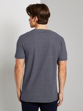 Strukturiertes T-Shirt mit Seitenschlitzen - Männer - navy jacquard block stripe Strukturiertes T-Shirt mit Seitenschlitzen - Männer - navy jacquard block stripe - 2 - TOM TAILOR Denim