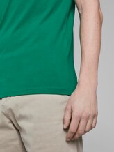 Basic T-Shirt mit Logo-Stickerei - Männer - rich meadow green Basic T-Shirt mit Logo-Stickerei - Männer - rich meadow green - 10 - TOM TAILOR