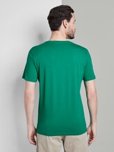 Basic T-Shirt mit Logo-Stickerei - Männer - rich meadow green Basic T-Shirt mit Logo-Stickerei - Männer - rich meadow green - 2 - TOM TAILOR