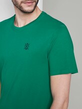 Basic T-Shirt mit Logo-Stickerei - Männer - rich meadow green Basic T-Shirt mit Logo-Stickerei - Männer - rich meadow green - 9 - TOM TAILOR