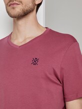 Basic T-Shirt mit V-Ausschnitt - Männer - wine rose pink Basic T-Shirt mit V-Ausschnitt - Männer - wine rose pink - 9 - TOM TAILOR