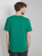 Basic T-Shirt mit V-Ausschnitt - Männer - rich meadow green Basic T-Shirt mit V-Ausschnitt - Männer - rich meadow green - 2 - TOM TAILOR