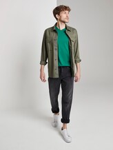 Basic T-Shirt mit V-Ausschnitt - Männer - rich meadow green Basic T-Shirt mit V-Ausschnitt - Männer - rich meadow green - 3 - TOM TAILOR