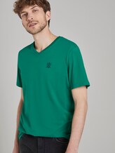 Basic T-Shirt mit V-Ausschnitt - Männer - rich meadow green Basic T-Shirt mit V-Ausschnitt - Männer - rich meadow green - 5 - TOM TAILOR