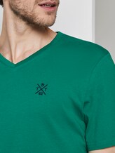 Basic T-Shirt mit V-Ausschnitt - Männer - rich meadow green Basic T-Shirt mit V-Ausschnitt - Männer - rich meadow green - 9 - TOM TAILOR