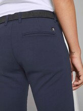 Strukturierte Chinohose mit Gürtel - Männer - navy dobby yarn dye Strukturierte Chinohose mit Gürtel - Männer - navy dobby yarn dye - 10 - TOM TAILOR Denim