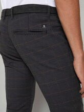 Strukturierte Chinohose mit Gürtel - Männer - grey brown check yarn dye Strukturierte Chinohose mit Gürtel - Männer - grey brown check yarn dye - 10 - TOM TAILOR Denim