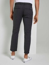 Strukturierte Chinohose mit Gürtel - Männer - grey brown check yarn dye Strukturierte Chinohose mit Gürtel - Männer - grey brown check yarn dye - 2 - TOM TAILOR Denim