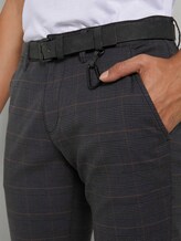 Strukturierte Chinohose mit Gürtel - Männer - grey brown check yarn dye Strukturierte Chinohose mit Gürtel - Männer - grey brown check yarn dye - 9 - TOM TAILOR Denim