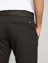 Strukturierte Chinohose mit Gürtel - Männer - black anthra mel houndstooth Strukturierte Chinohose mit Gürtel - Männer - black anthra mel houndstooth - 10 - TOM TAILOR Denim