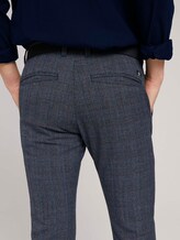 Strukturierte Chinohose mit Gürtel - Männer - navy grindle check Strukturierte Chinohose mit Gürtel - Männer - navy grindle check - 9 - TOM TAILOR Denim