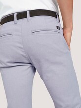 Strukturierte Chinohose mit Gürtel - Männer - grey white dobby Strukturierte Chinohose mit Gürtel - Männer - grey white dobby - 10 - TOM TAILOR Denim