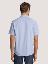 Gestreiftes Kurzarm-Hemd mit Brusttasche - Männer - light blue with white stripes Gestreiftes Kurzarm-Hemd mit Brusttasche - Männer - light blue with white stripes - 2 - TOM TAILOR