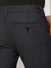 Gemusterte Tavis Slim Chinohose mit Struktur - Männer - black white structure Gemusterte Tavis Slim Chinohose mit Struktur - Männer - black white structure - 10 - TOM TAILOR