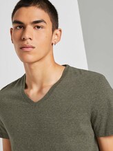 Meliertes T-Shirt mit V-Ausschnitt - Männer - dry greyish olive melange Meliertes T-Shirt mit V-Ausschnitt - Männer - dry greyish olive melange - 9 - TOM TAILOR Denim