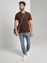 Fein gemustertes T-Shirt mit Brusttasche - Männer - brown oak Fein gemustertes T-Shirt mit Brusttasche - Männer - brown oak - 3 - TOM TAILOR
