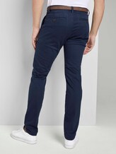 Gemusterte Chino Hose mit Gürtel - Männer - navy minimal tonal design Gemusterte Chino Hose mit Gürtel - Männer - navy minimal tonal design - 2 - TOM TAILOR