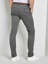 Gemusterte Chino Hose mit Gürtel - Männer - grey navy minimal design Gemusterte Chino Hose mit Gürtel - Männer - grey navy minimal design - 2 - TOM TAILOR