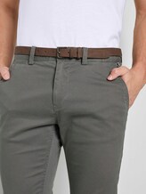 Gemusterte Chino Hose mit Gürtel - Männer - grey navy minimal design Gemusterte Chino Hose mit Gürtel - Männer - grey navy minimal design - 9 - TOM TAILOR