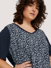 Plus - T-Shirt mit LENZING™ ECOVERO™ und V-Ausschnitt - Frauen - Sky Captain Blue Plus - T-Shirt mit LENZING™ ECOVERO™ und V-Ausschnitt - Frauen - Sky Captain Blue - 9 - My True Me