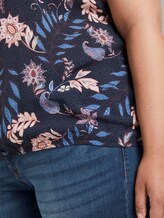 Gemustertes T-Shirt im Materialmix - Frauen - navy floral design Gemustertes T-Shirt im Materialmix - Frauen - navy floral design - 10 - My True Me