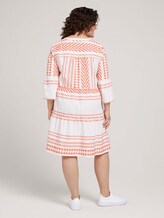 gemustertes Kleid mit Volants und Raffungen - Frauen - white orange large ikat design gemustertes Kleid mit Volants und Raffungen - Frauen - white orange large ikat design - 2 - My True Me