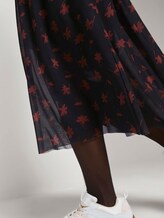 Gemustertes Midikleid mit Stehkragen - Frauen - black flower print Gemustertes Midikleid mit Stehkragen - Frauen - black flower print - 9 - TOM TAILOR Denim