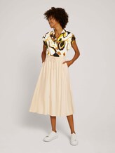Short-sleeved blouse with a pattern - Women - brown green leaves design Short-sleeved blouse with a pattern - Women - brown green leaves design - 3 - Mine to five
