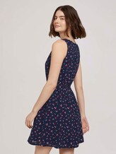 Ärmelloses Minikleid mit Blumenmuster - Frauen - navy flower print Ärmelloses Minikleid mit Blumenmuster - Frauen - navy flower print - 2 - TOM TAILOR Denim