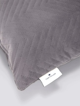 Kissenhülle aus Samt mit Zickzack-Steppung - unisex - grey Kissenhülle aus Samt mit Zickzack-Steppung - unisex - grey - 10 - TOM TAILOR