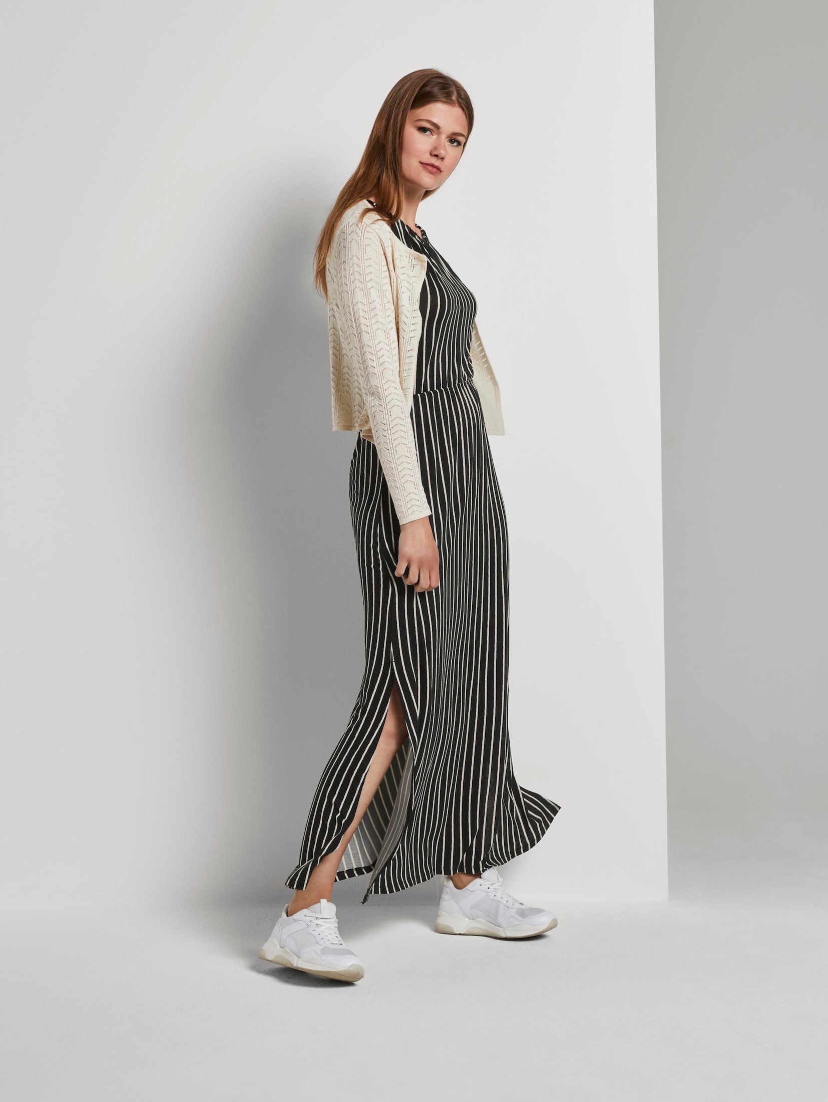 Gestreiftes Neckholder-Maxikleid (schwarz) - von TOM TAILOR Denim