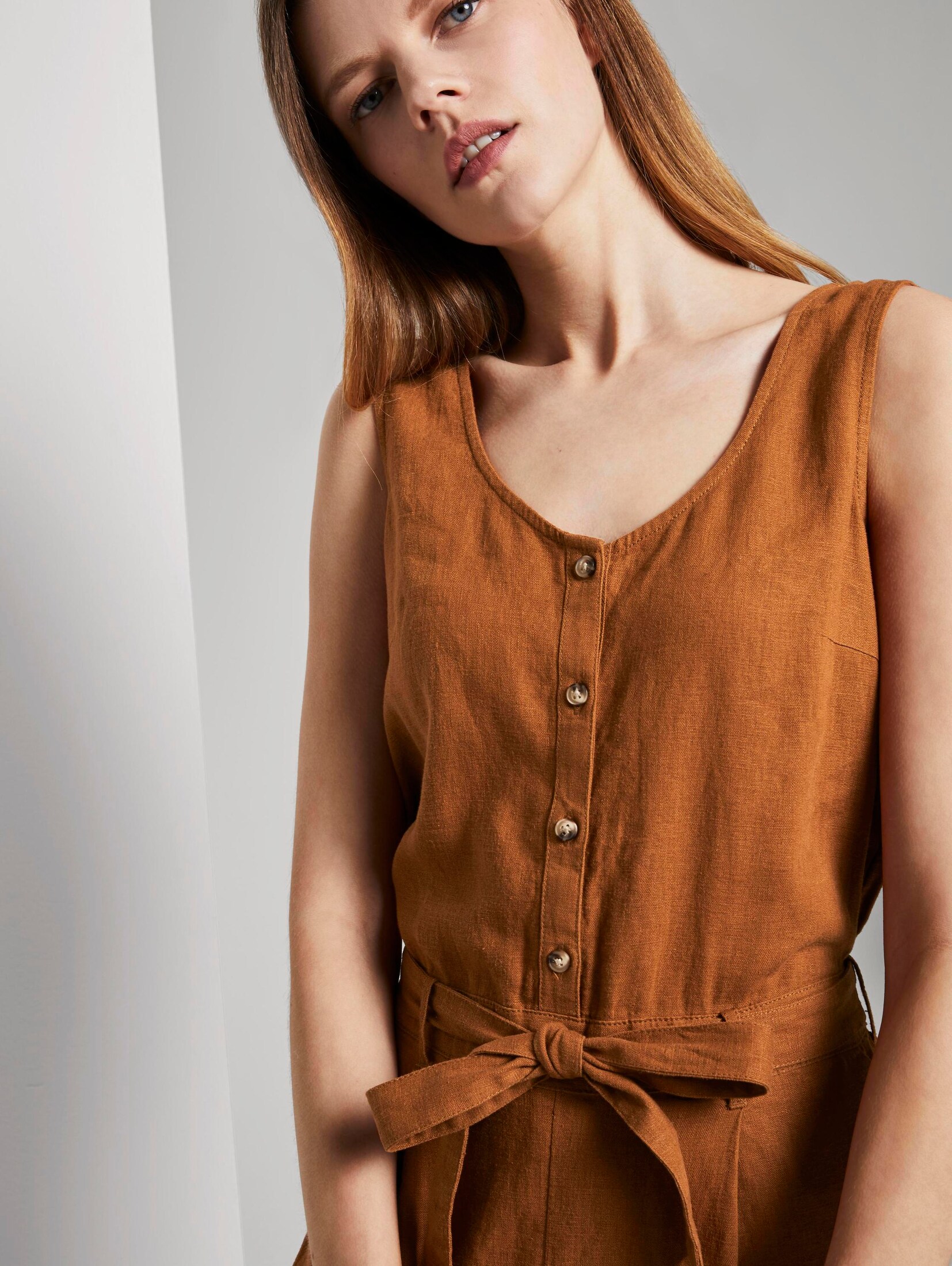 Ärmelloser Jumpsuit mit Gürtel (braun) von TOM TAILOR Denim