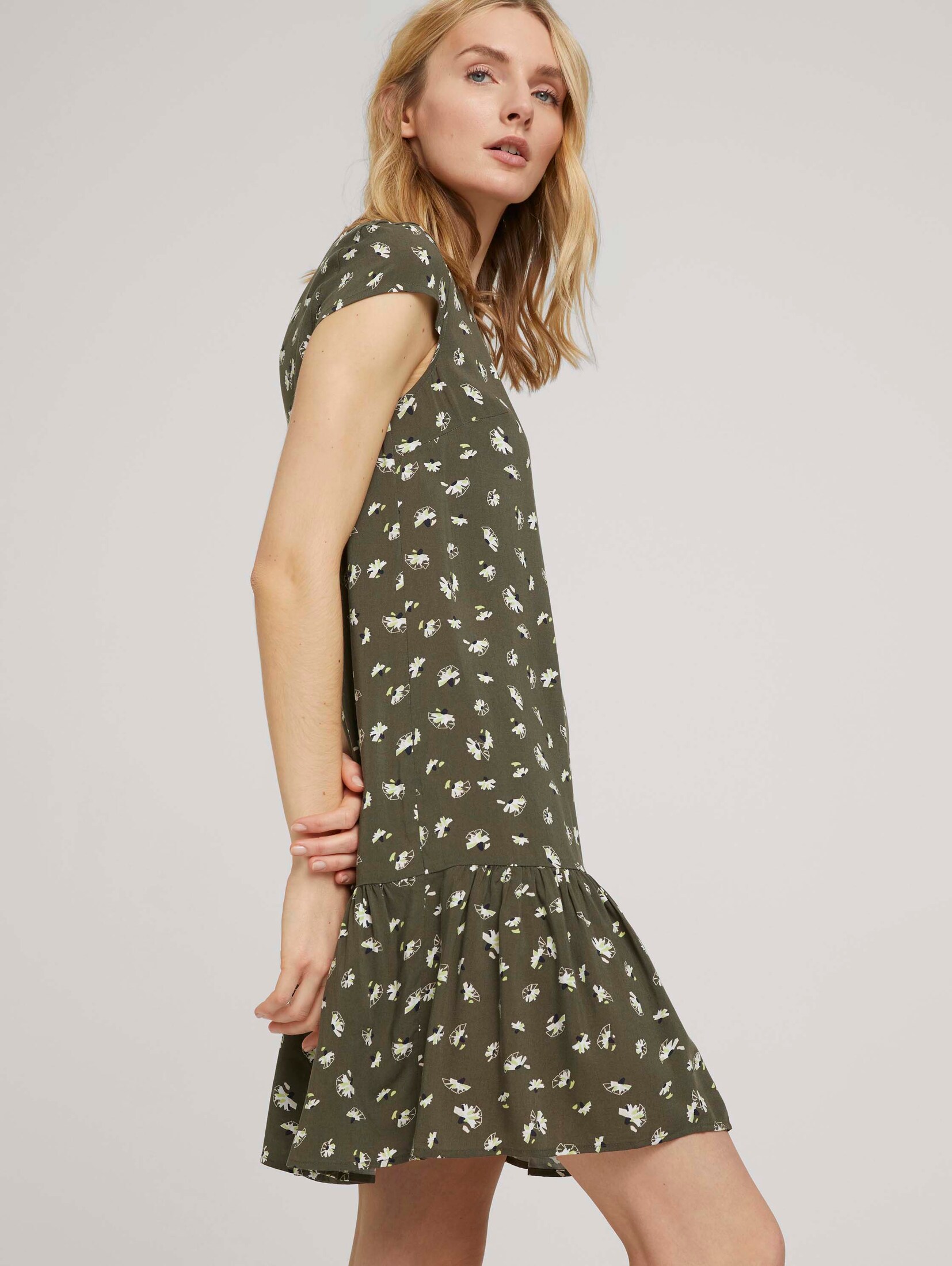 Kurzes Kleid mit Volant (grün) - von TOM TAILOR