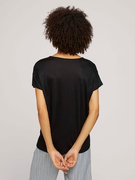 T-shirt with a V-neckline - 2 - Mine to five